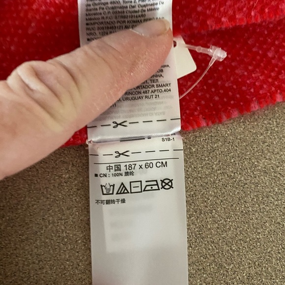 Nwt large red scarf/ shawl by the Gap 🧣 - Picture 4 of 4